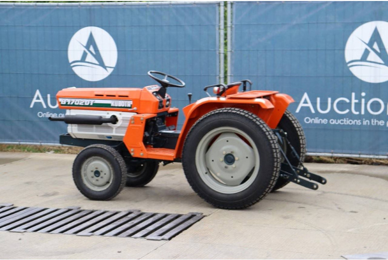 Kubota B1702DT - Трактор: фото 3 Kubota B1702DT - Трактор: фото 3