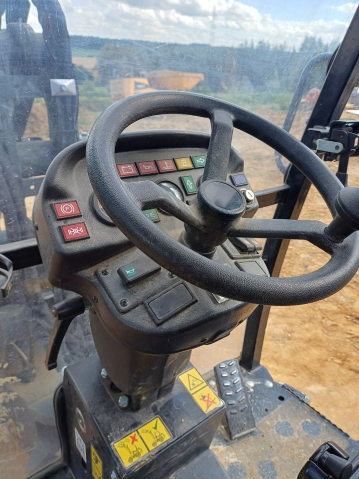 Giant G2500 HD - Міні-навантажувач: фото 4 Giant G2500 HD - Міні-навантажувач: фото 4