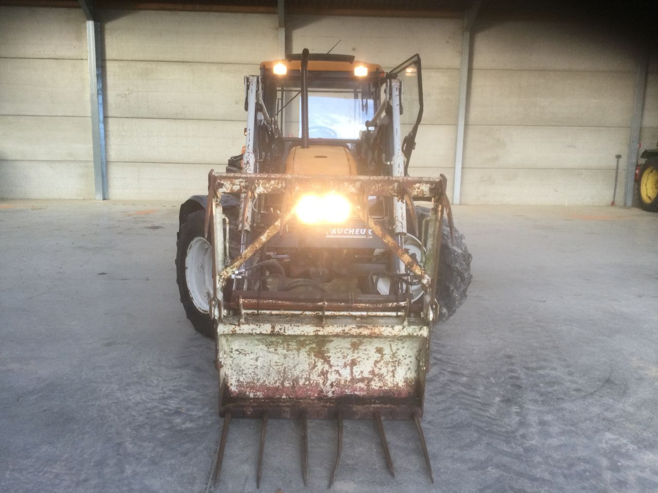 Renault CERES 355 X - Трактор: фото 3 Renault CERES 355 X - Трактор: фото 3