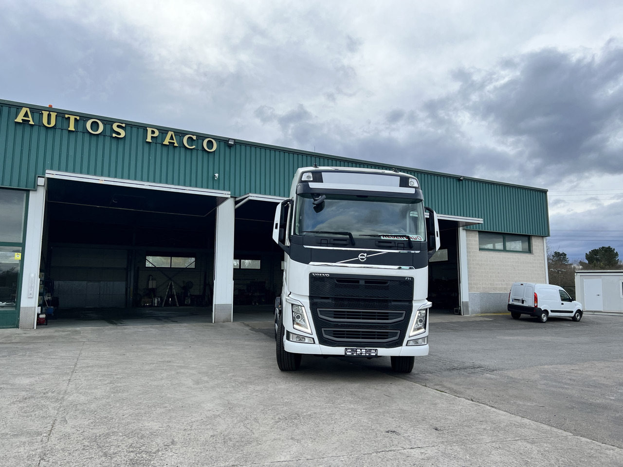 Camion Volvo 540 en chasis con retarder - Вантажівка шасі: фото 1 Camion Volvo 540 en chasis con retarder - Вантажівка шасі: фото 1