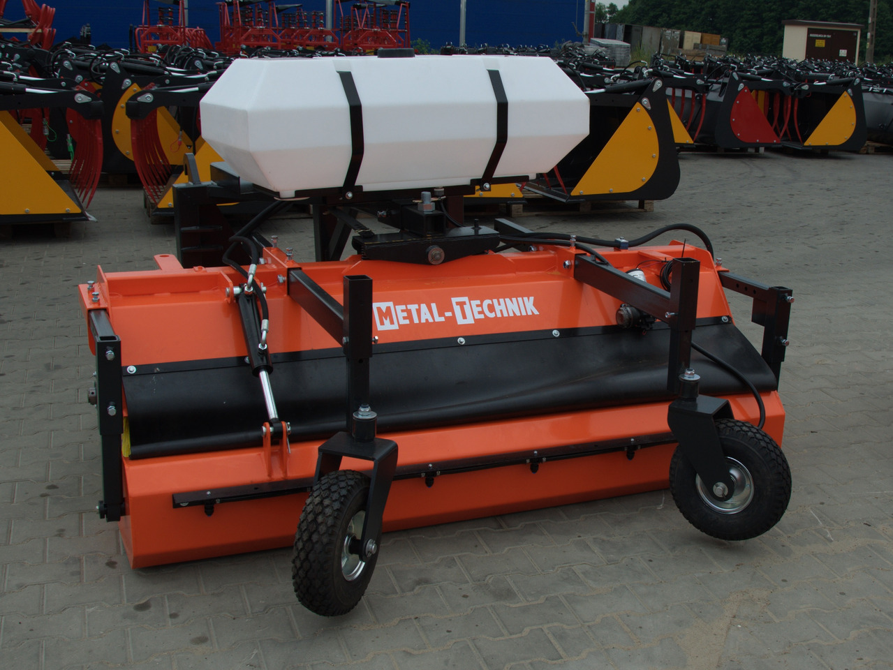 Metal-Technik Zamiatarka 1400 mm / Kehrmaschine 1400 mm/Sweeper 1400 mm/ Подметальная машина 1400 мм - Щітка дорожня: фото 3 Metal-Technik Zamiatarka 1400 mm / Kehrmaschine 1400 mm/Sweeper 1400 mm/ Подметальная машина 1400 мм - Щітка дорожня: фото 3