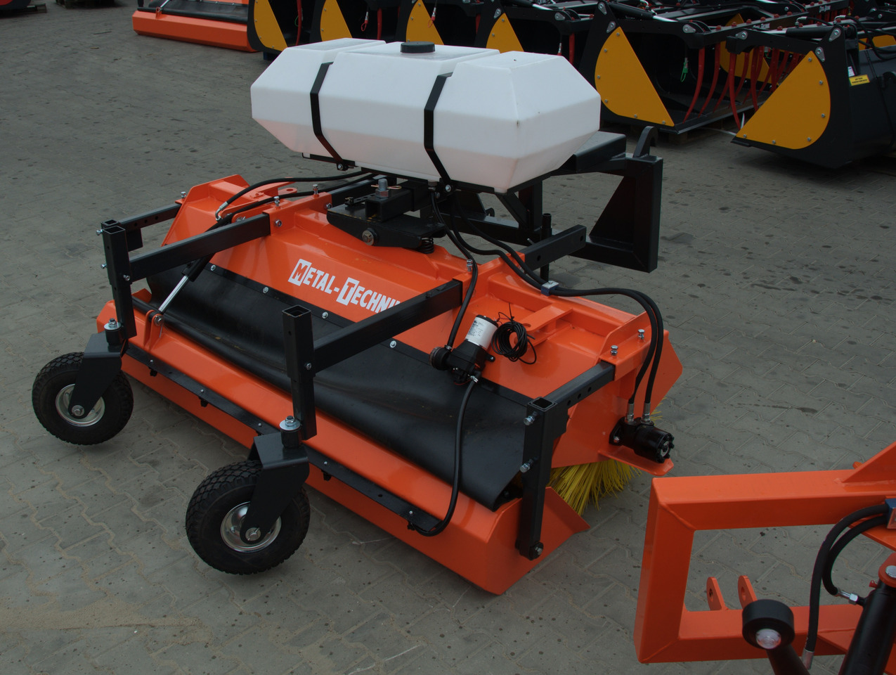Metal-Technik Zamiatarka 1400 mm / Kehrmaschine 1400 mm/Sweeper 1400 mm/ Подметальная машина 1400 мм - Щітка дорожня: фото 4 Metal-Technik Zamiatarka 1400 mm / Kehrmaschine 1400 mm/Sweeper 1400 mm/ Подметальная машина 1400 мм - Щітка дорожня: фото 4