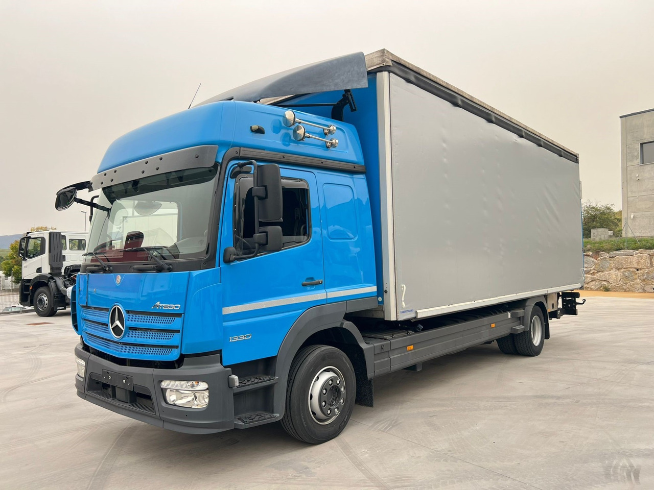 MERCEDES BENZ 13.30L Atego E6 (Tauliner) - Тентована вантажівка: фото 1 MERCEDES BENZ 13.30L Atego E6 (Tauliner) - Тентована вантажівка: фото 1