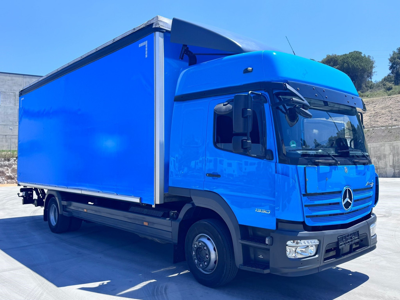 MERCEDES BENZ 13.30L Atego E6 (Tauliner) - Тентована вантажівка: фото 2 MERCEDES BENZ 13.30L Atego E6 (Tauliner) - Тентована вантажівка: фото 2