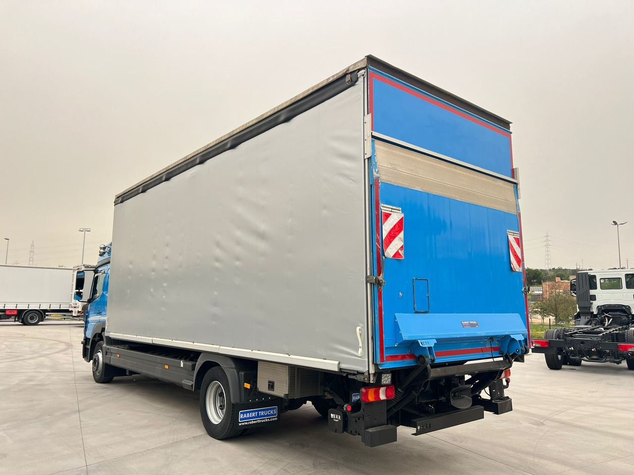 MERCEDES BENZ 13.30L Atego E6 (Tauliner) - Тентована вантажівка: фото 4 MERCEDES BENZ 13.30L Atego E6 (Tauliner) - Тентована вантажівка: фото 4