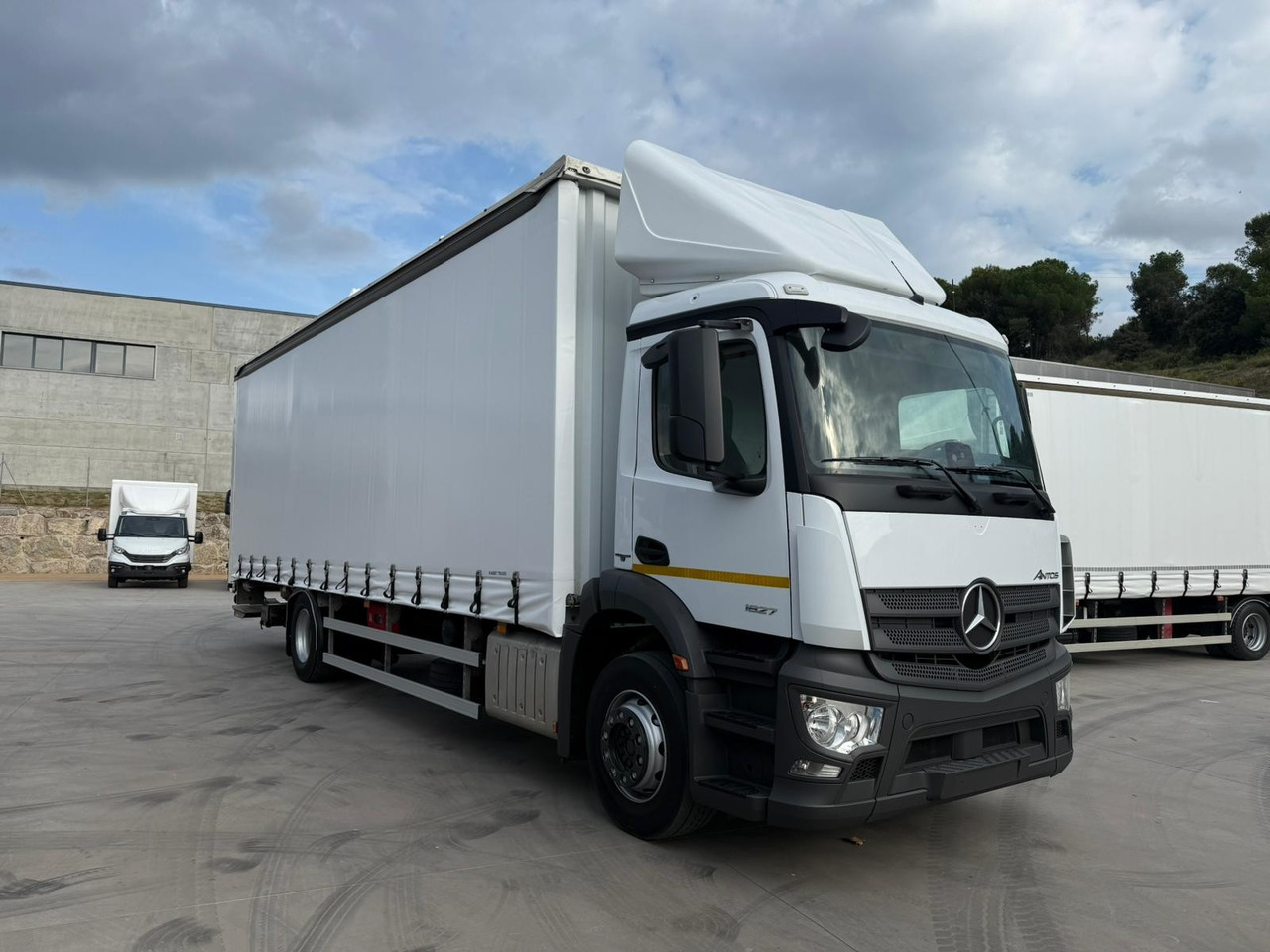 MERCEDES BENZ 18.27 Antos E6 (Tauliner) - Тентована вантажівка: фото 2 MERCEDES BENZ 18.27 Antos E6 (Tauliner) - Тентована вантажівка: фото 2