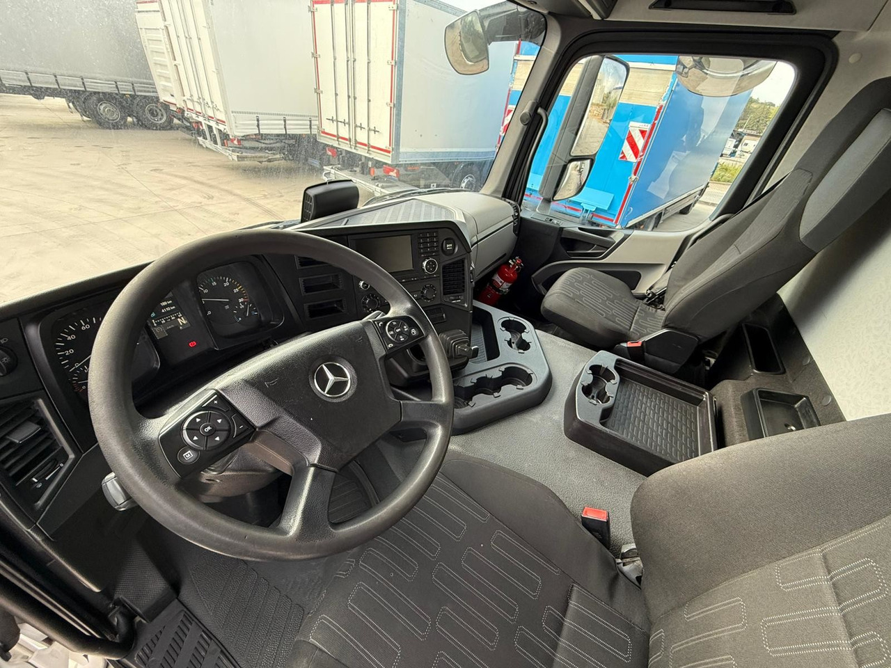 MERCEDES BENZ 18.27 Antos E6 (Tauliner) - Тентована вантажівка: фото 5 MERCEDES BENZ 18.27 Antos E6 (Tauliner) - Тентована вантажівка: фото 5