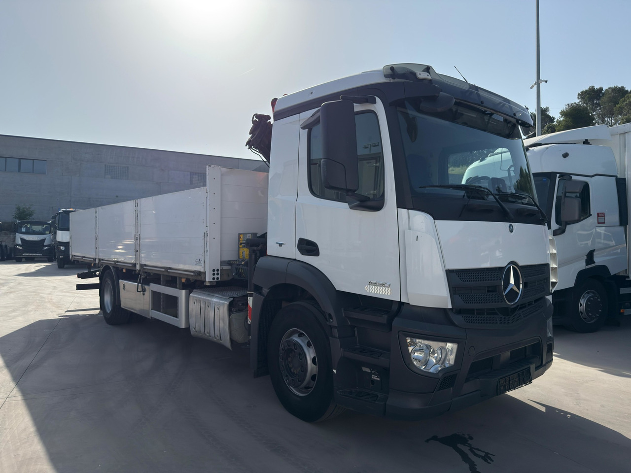 MERCEDES BENZ 18.30 Antos E6 (Platform and Grave) - Бортова вантажівка/ Платформа, Вантажівка з маніпулятором: фото 2 MERCEDES BENZ 18.30 Antos E6 (Platform and Grave) - Бортова вантажівка/ Платформа, Вантажівка з маніпулятором: фото 2