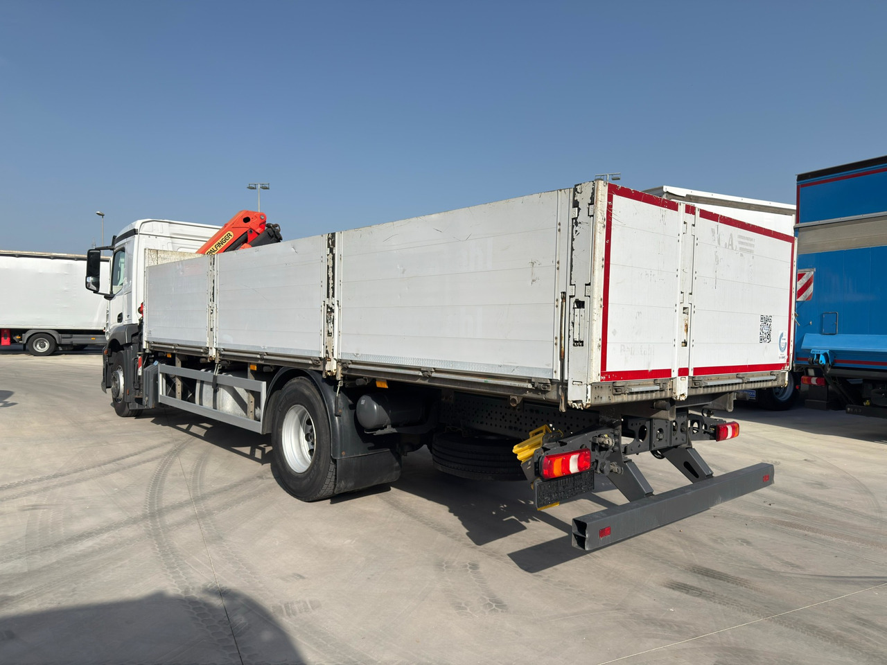 MERCEDES BENZ 18.30 Antos E6 (Platform and Grave) - Бортова вантажівка/ Платформа, Вантажівка з маніпулятором: фото 4 MERCEDES BENZ 18.30 Antos E6 (Platform and Grave) - Бортова вантажівка/ Платформа, Вантажівка з маніпулятором: фото 4