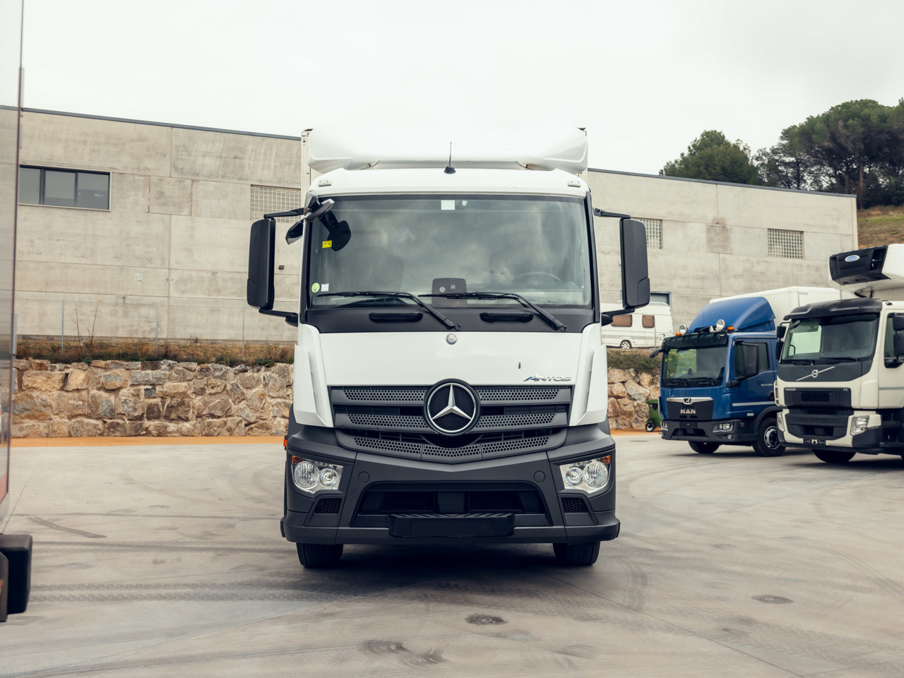 MERCEDES BENZ 18.30L Antos E6 (VAN) - Вантажівка з закритим кузовом: фото 3 MERCEDES BENZ 18.30L Antos E6 (VAN) - Вантажівка з закритим кузовом: фото 3