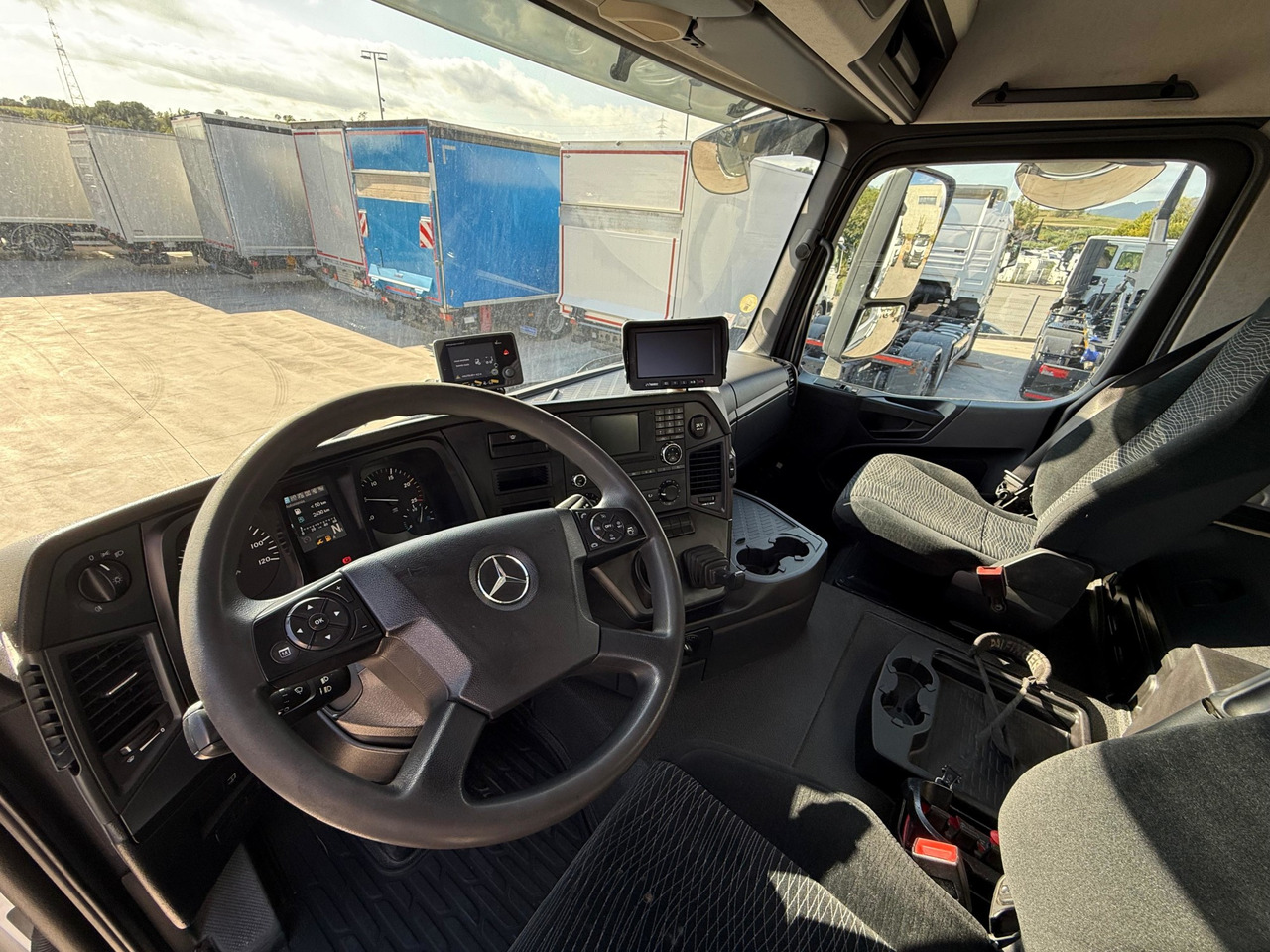 MERCEDES BENZ 26.36 Arocs E6 (Platform and Crane) - Бортова вантажівка/ Платформа, Вантажівка з маніпулятором: фото 4 MERCEDES BENZ 26.36 Arocs E6 (Platform and Crane) - Бортова вантажівка/ Платформа, Вантажівка з маніпулятором: фото 4