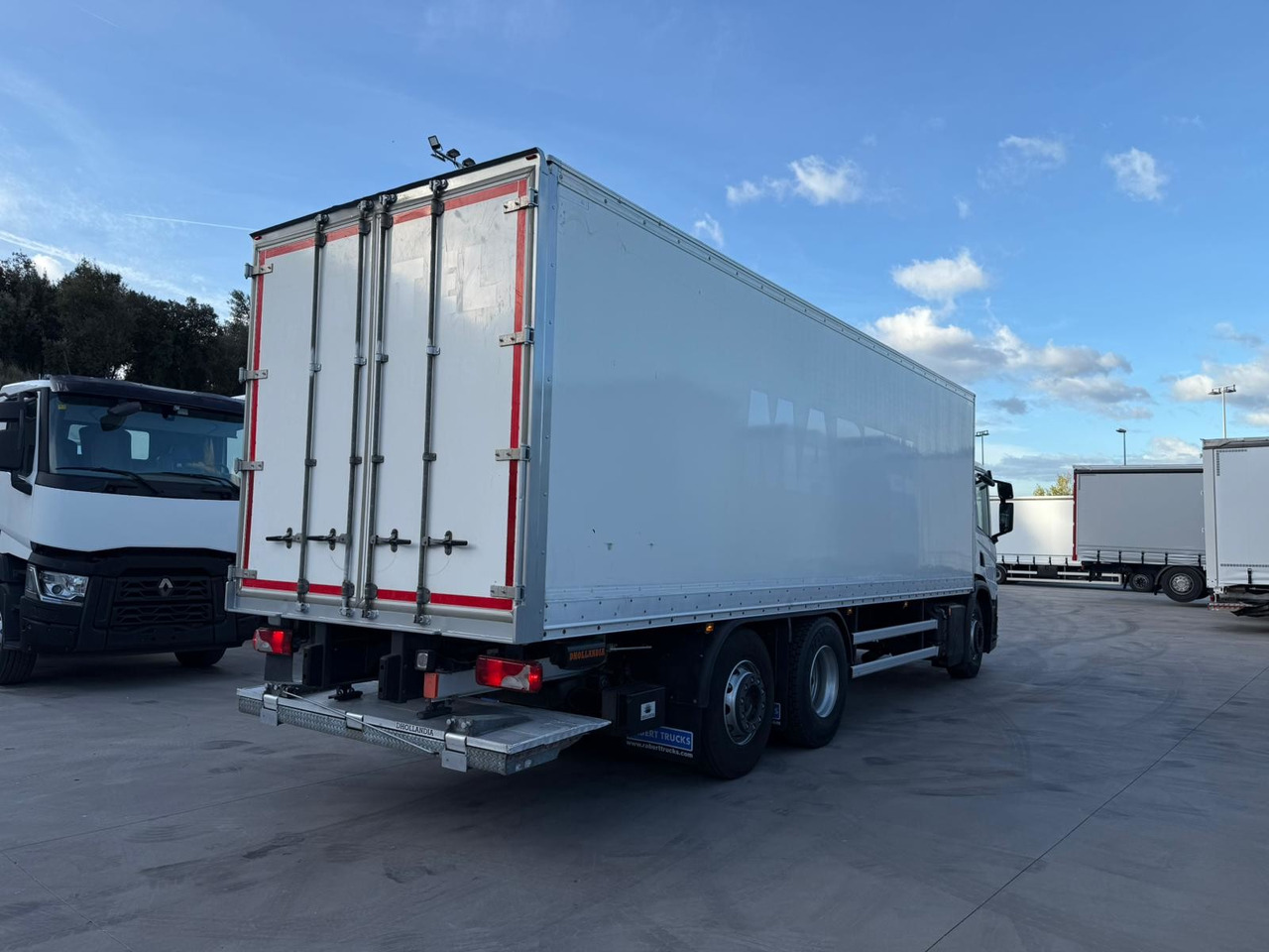 SCANIA P360 E6 (VAN) - Вантажівка з закритим кузовом: фото 4 SCANIA P360 E6 (VAN) - Вантажівка з закритим кузовом: фото 4