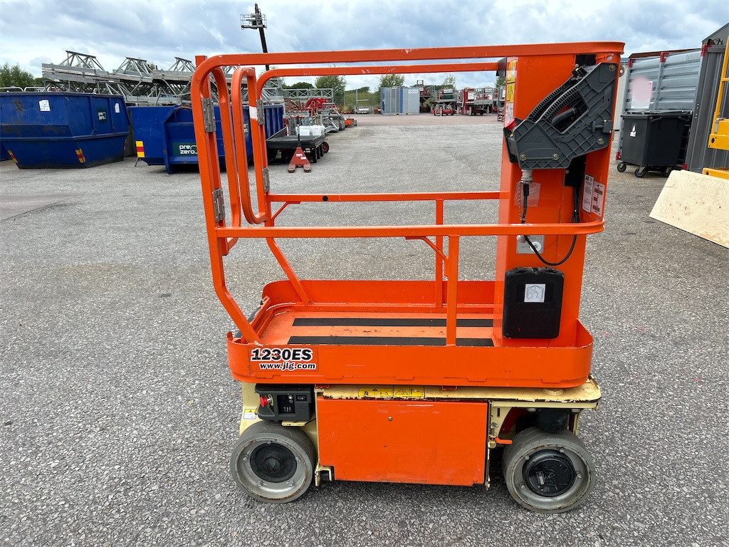 JLG 1230 ES - Вертикальний щогловий підйомник: фото 1 JLG 1230 ES - Вертикальний щогловий підйомник: фото 1