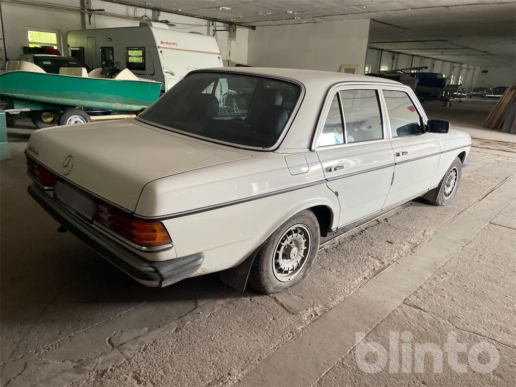 Mercedes 240D W123 (1981) - Легковий автомобіль: фото 3 Mercedes 240D W123 (1981) - Легковий автомобіль: фото 3