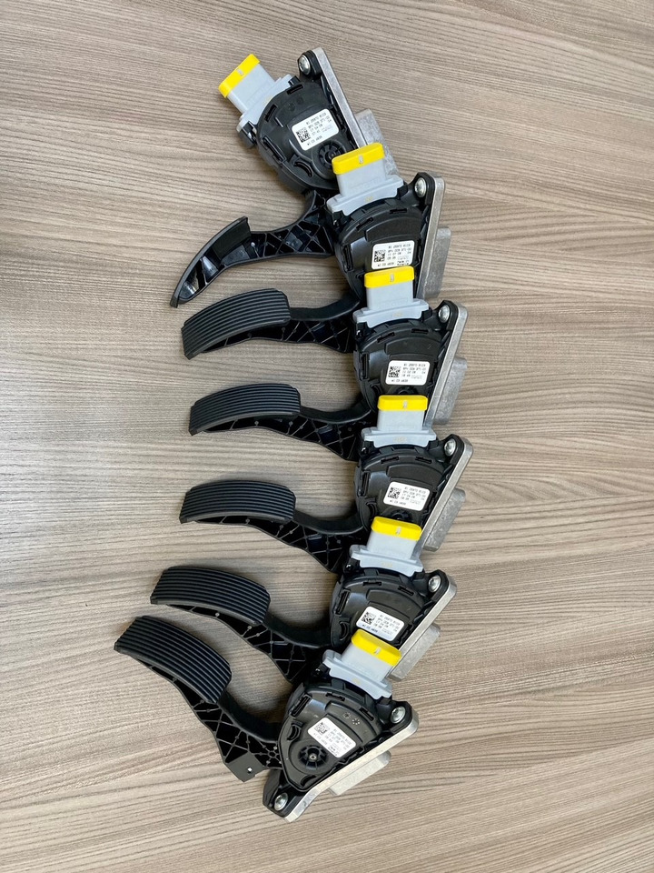 SENSORE POSIZIONE DEL PEDALE - MAN 81259706103 - HELLA 6PV 009 371-00 / 6PV 009 371-711 - Педаль в категорії Вантажівки: фото 5 SENSORE POSIZIONE DEL PEDALE - MAN 81259706103 - HELLA 6PV 009 371-00 / 6PV 009 371-711 - Педаль в категорії Вантажівки: фото 5