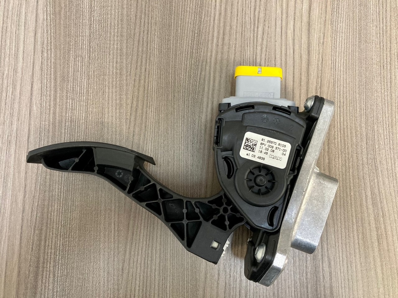 SENSORE POSIZIONE DEL PEDALE - MAN 81259706103 - HELLA 6PV 009 371-00 / 6PV 009 371-711 - Педаль в категорії Вантажівки: фото 2 SENSORE POSIZIONE DEL PEDALE - MAN 81259706103 - HELLA 6PV 009 371-00 / 6PV 009 371-711 - Педаль в категорії Вантажівки: фото 2