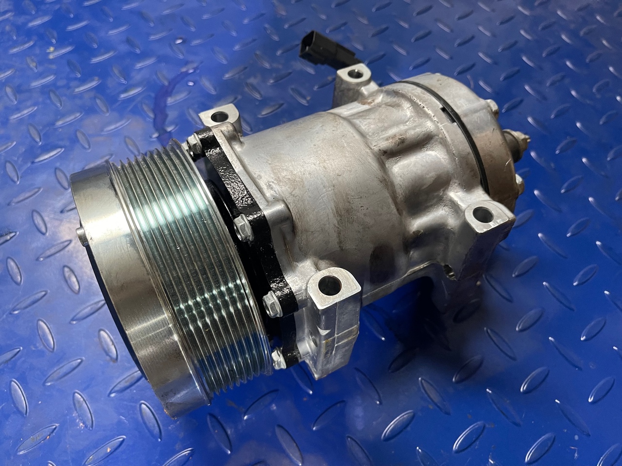 CATERPILLAR AC Clima compressor 320-1291 - Компресор кондиціонера в категорії Будівельна техніка: фото 1 CATERPILLAR AC Clima compressor 320-1291 - Компресор кондиціонера в категорії Будівельна техніка: фото 1