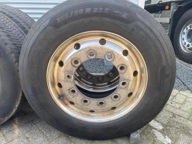 Michelin 355/50x22,5 - 2 stuks en 295/60x22,5 - 4 stuks - Шина в категорії Вантажівки: фото 1 Michelin 355/50x22,5 - 2 stuks en 295/60x22,5 - 4 stuks - Шина в категорії Вантажівки: фото 1
