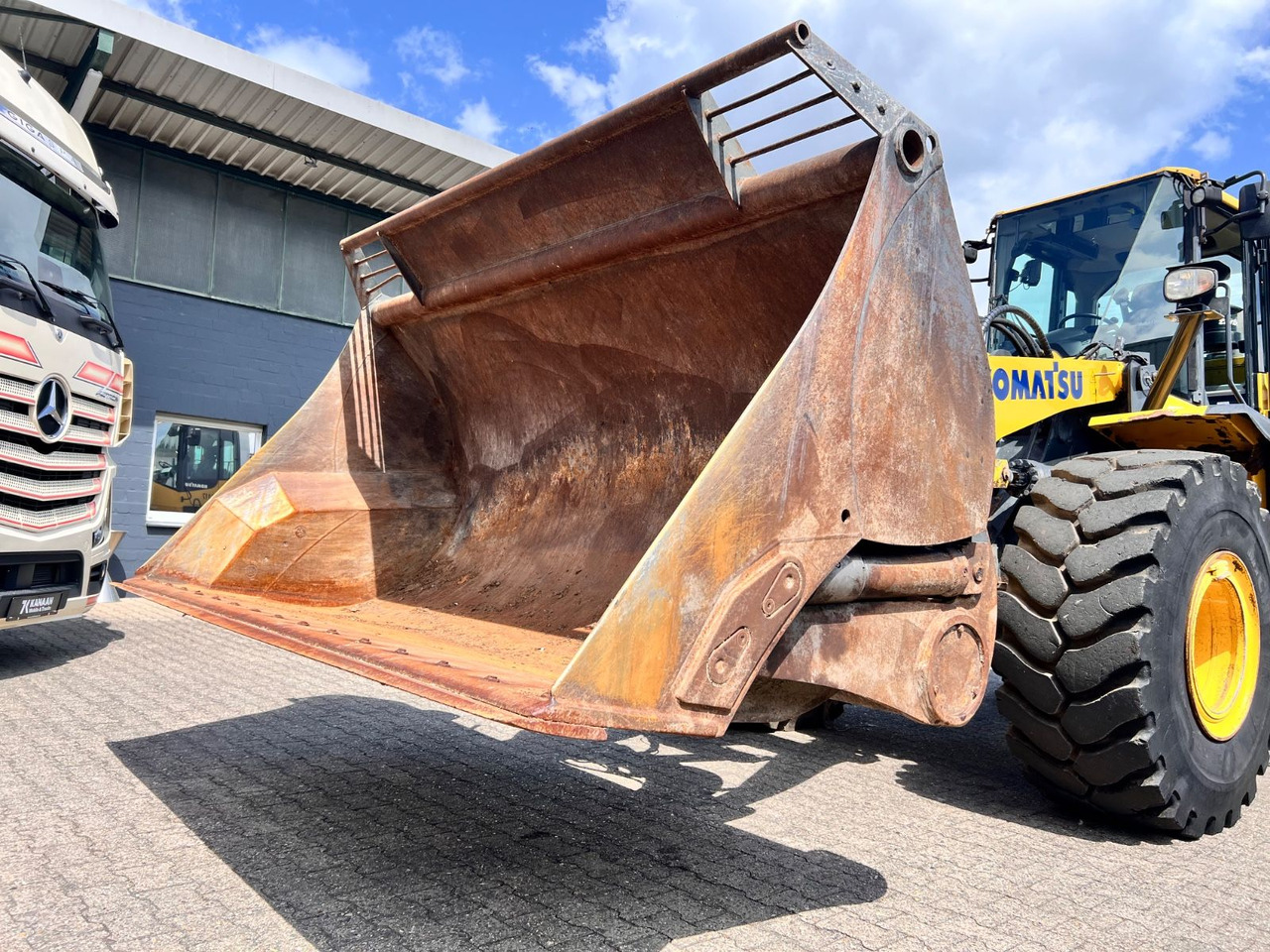 Komatsu WA 380-7 A Hochkippschaufel 4,5m³ Schnellwechsle - Колісний навантажувач: фото 1 Komatsu WA 380-7 A Hochkippschaufel 4,5m³ Schnellwechsle - Колісний навантажувач: фото 1