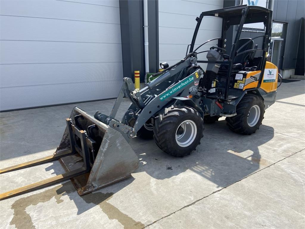 GiANT G2700 Xtra HD (6436) - Компактний фронтальний навантажувач: фото 2 GiANT G2700 Xtra HD (6436) - Компактний фронтальний навантажувач: фото 2